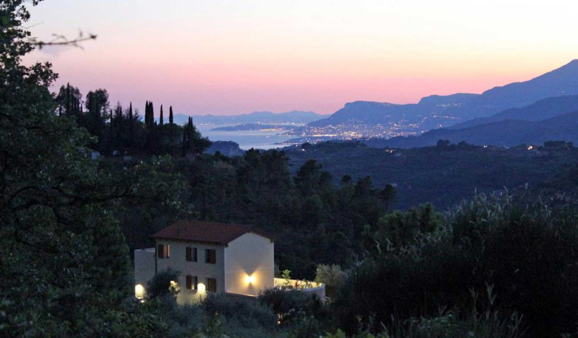 AGRITURISMO MONACI TEMPLARI tra olivi e natura incontaminata